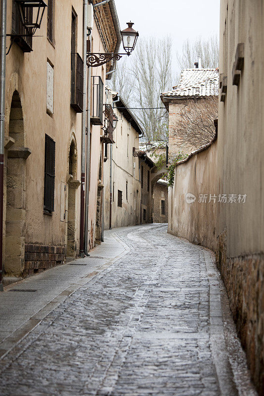 塞戈维亚，西班牙，冬天的欧洲，空荡荡的街道小巷