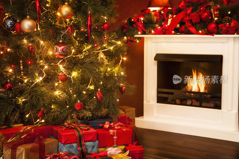 装饰圣诞树的装饰品，礼物和壁炉