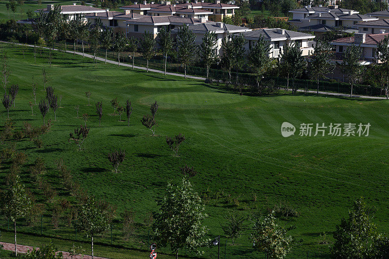 豪华住宅与高尔夫在昂贵的分区