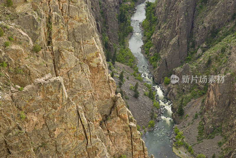 科罗拉多甘尼森的黑峡谷，崎岖的悬崖和河流