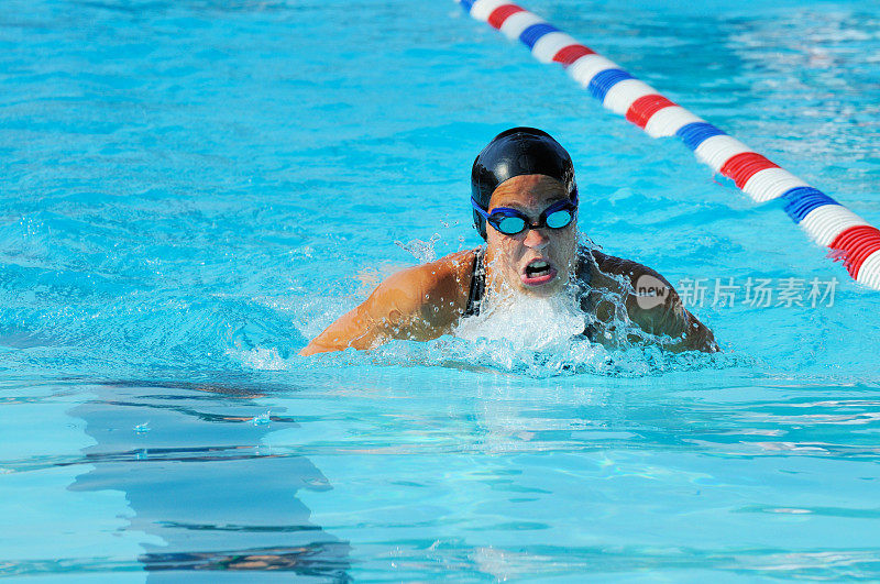 集中女性青少年在比赛中蛙泳游泳