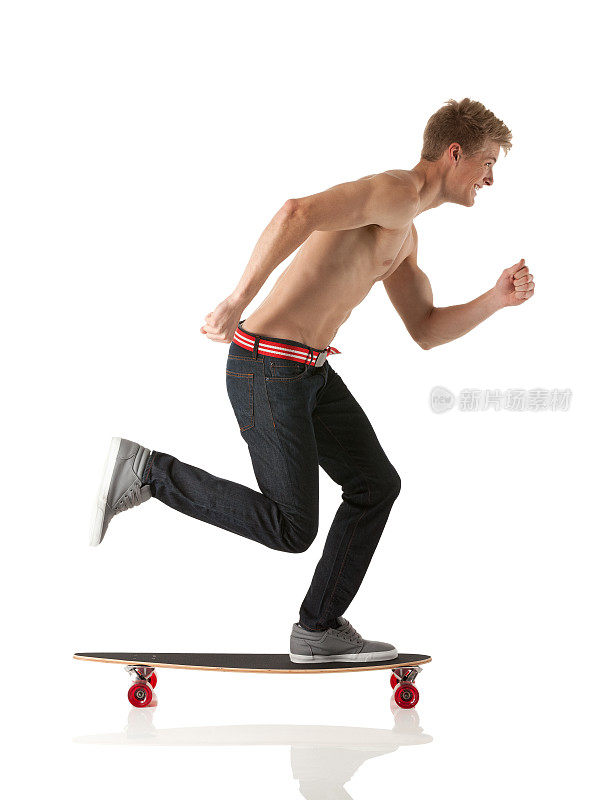 滑板上赤膊男子的侧视图。