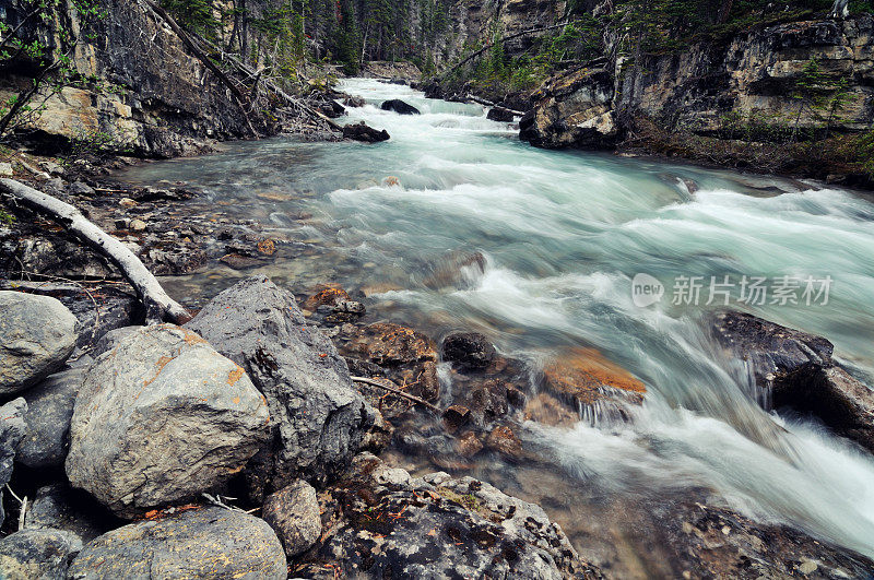 加拿大落基山脉的恶性峡谷中湍急的山涧