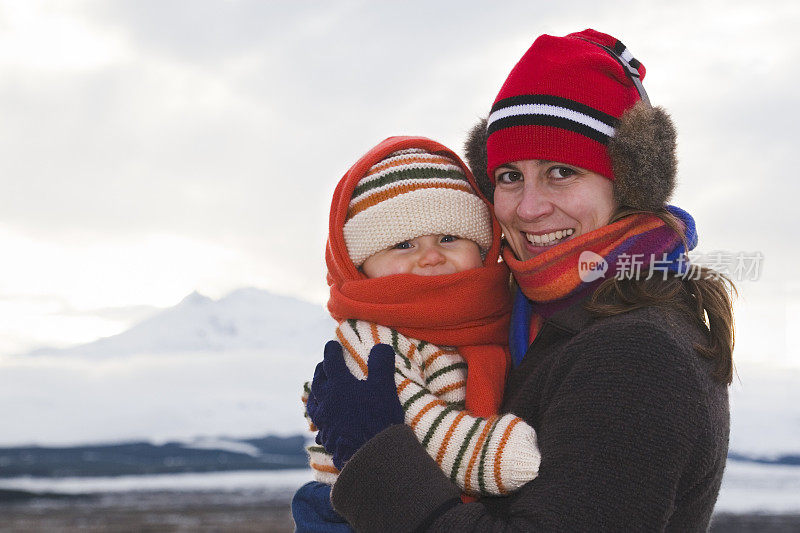 山上的女人和婴儿