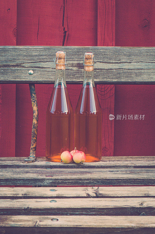 两瓶加苹果的有机苹果酒