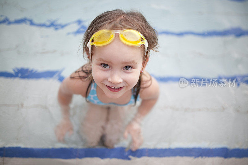 小女孩在游泳池里