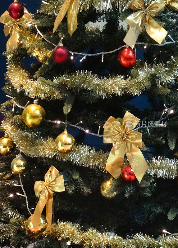 圣诞树的形象与金饰，金箔，蝴蝶结，装饰