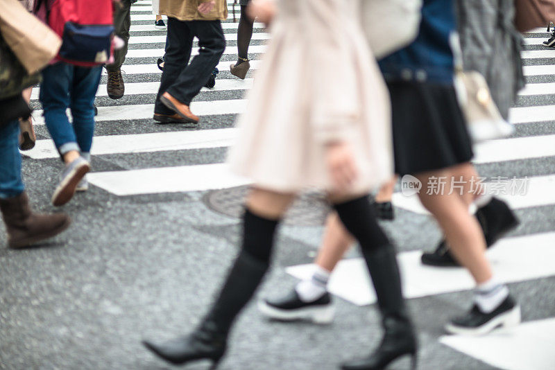 东京上班族正在涉谷穿过街道