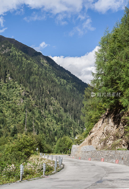 中国西藏蜿蜒的山路