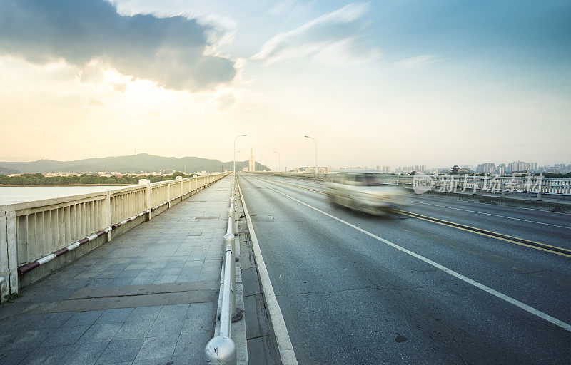 现代化的城市道路和交通