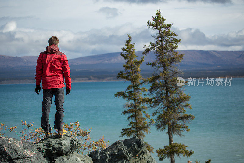 登山者站在悬崖上欣赏风景