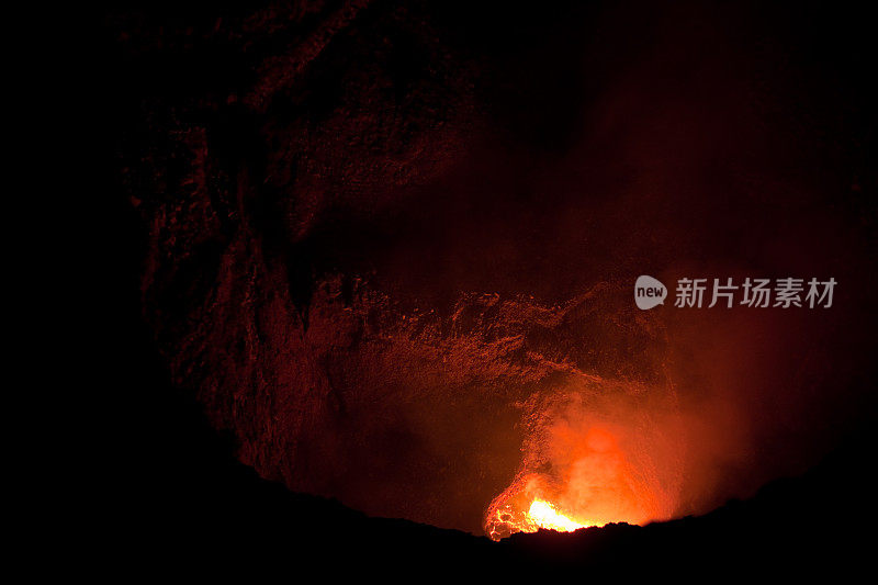 火山在夜间出现