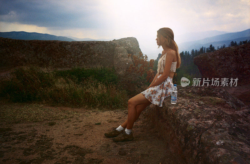 坐在山石上的女人