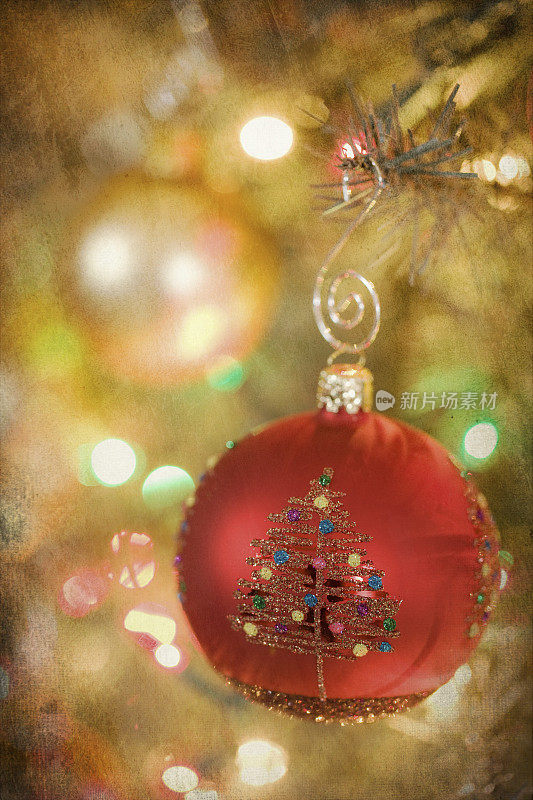圣诞节装饰物圣诞树和散焦灯