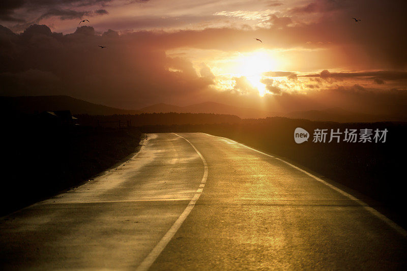 空旷的乡村道路和夕阳的背景。