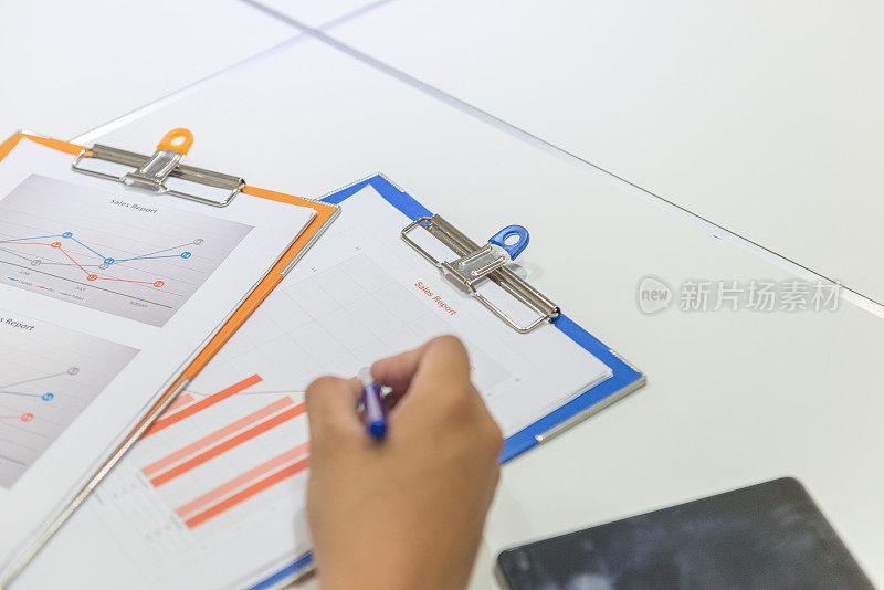 检查销售报告的信息和价格