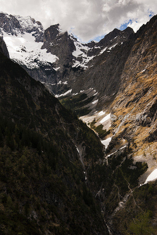 Höllentalklamm阴天下Wetterstein山脉山谷