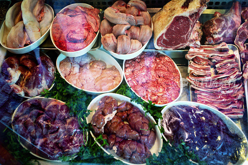 市场上的生猪肉及内脏
