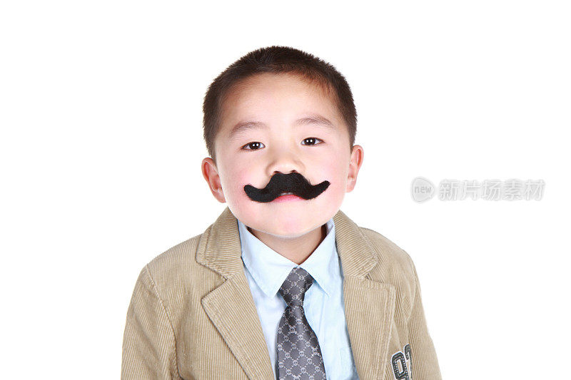 亚洲男孩，戴着假胡子，一副傻乎乎的样子。