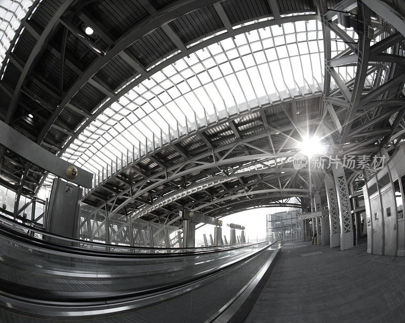 现代火车站黑白两色