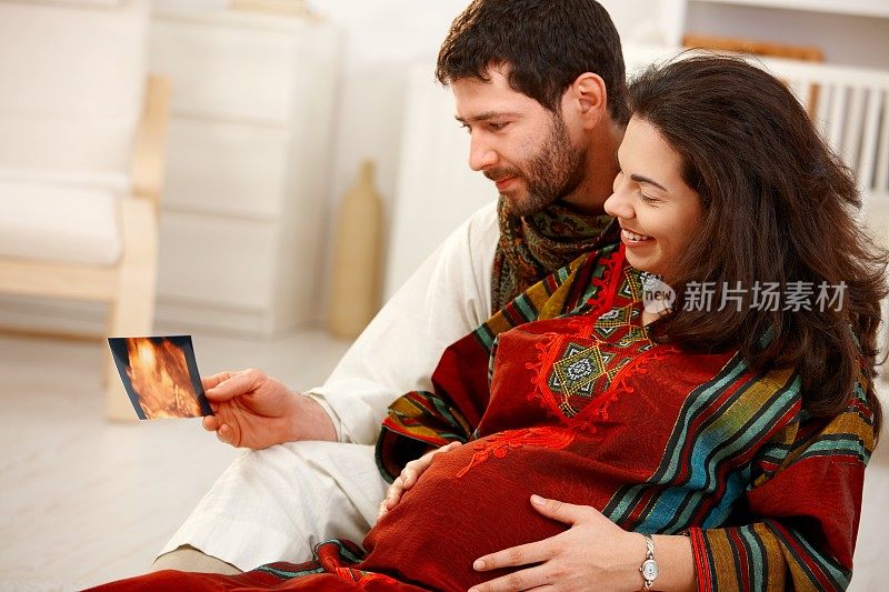 一对年轻夫妇在看4d超声图像