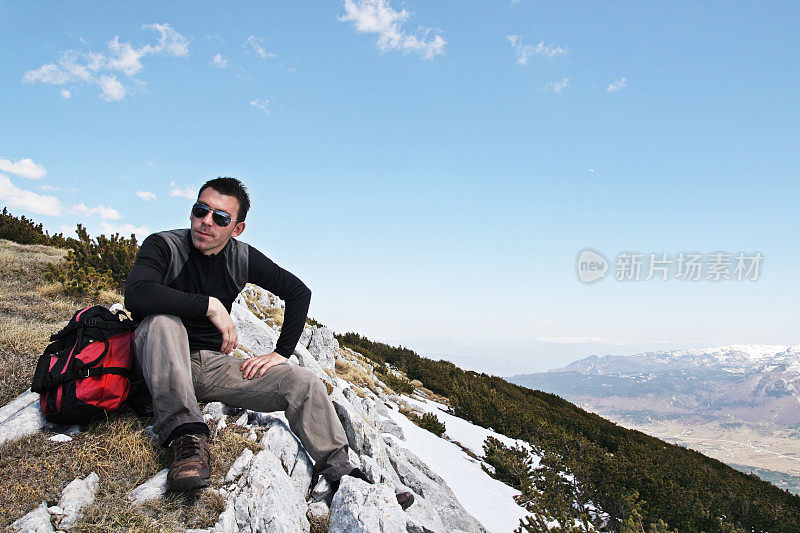 登山客在爬山时休息