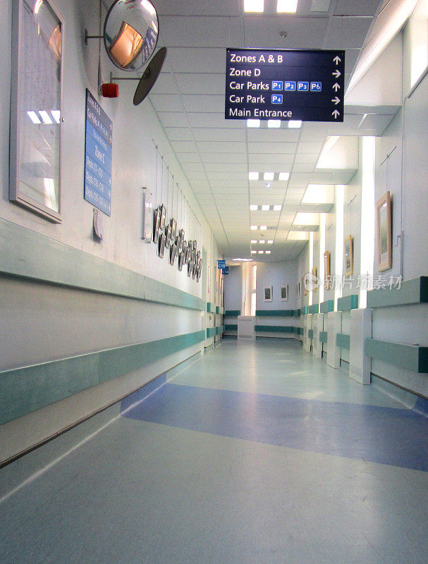 NHS医院走廊的标志，路标，蓝色的乙烯基地板
