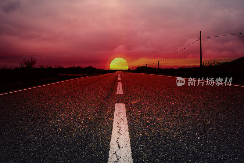 空旷的路走向夕阳