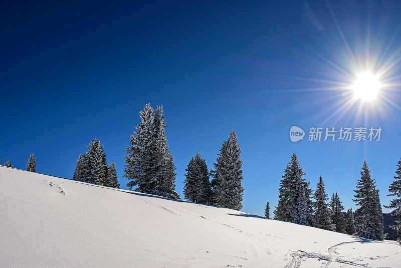 维尔滑雪胜地的冬日太阳