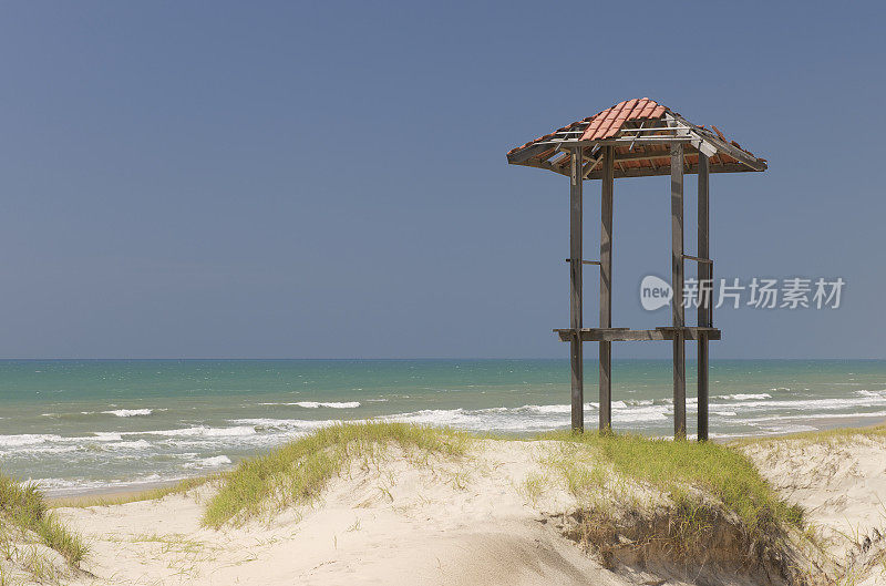 巴西福塔莱萨附近热带海滩上的瞭望塔