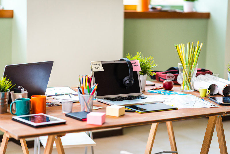 年轻创业公司的凌乱办公桌