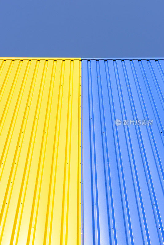 黄色和蓝色的墙壁在瑞典家具店