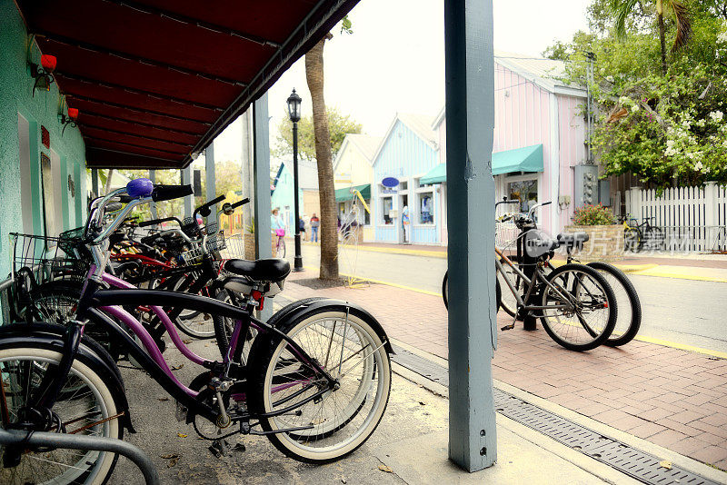 佛罗里达州基韦斯特市街道上的自行车。