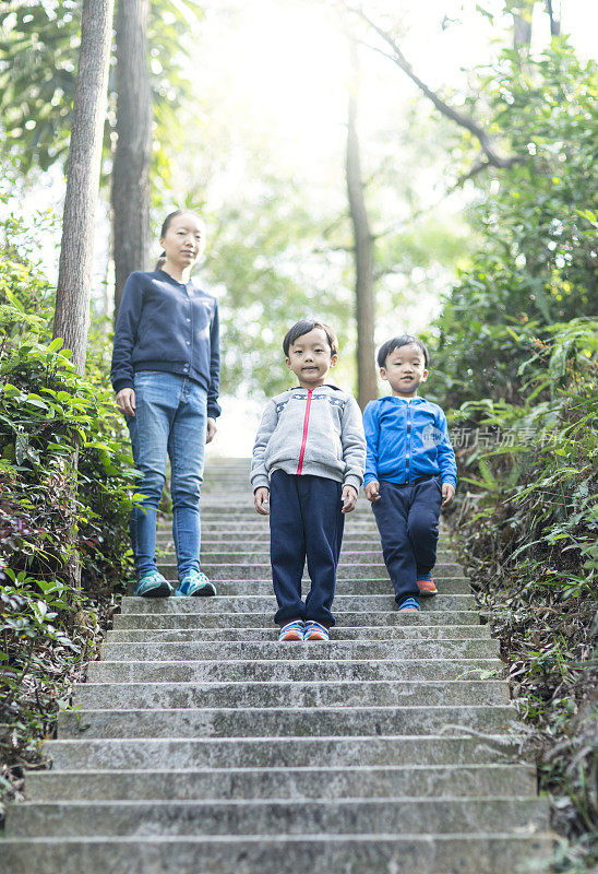 亚洲小孩在山上徒步旅行
