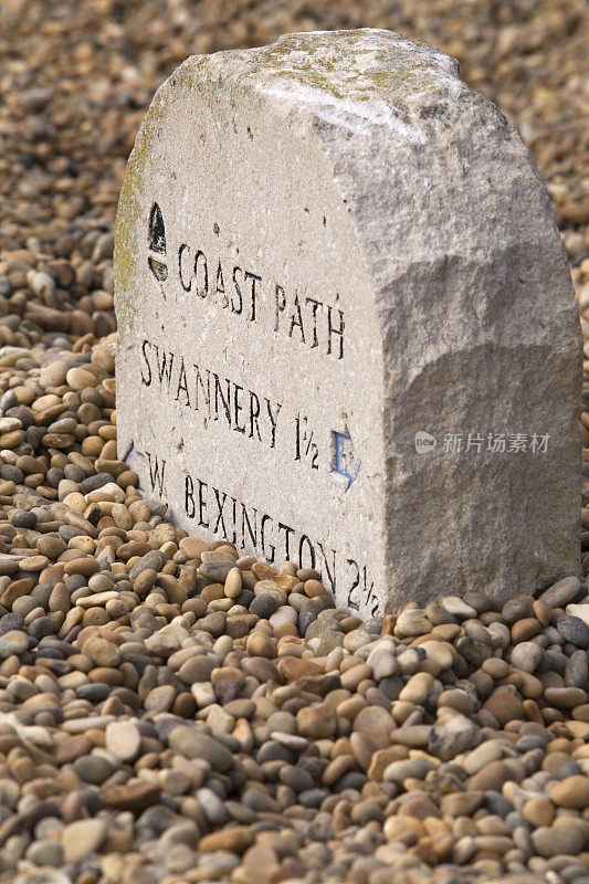 切希尔海滩上的石头显示不同的方向和目的地