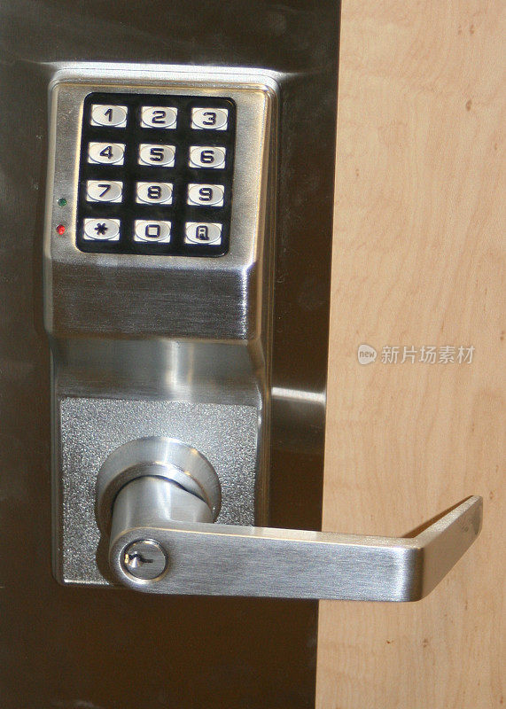 门上的数字密码锁以保证安全