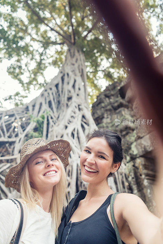快乐的游客自拍，榕树，塔普罗姆寺，柬埔寨