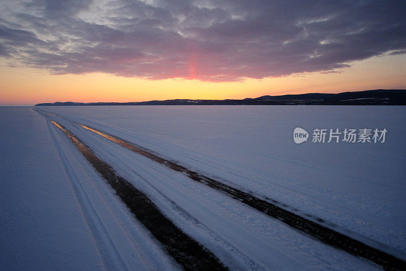 通往贝加尔湖上Olhon岛的冰路