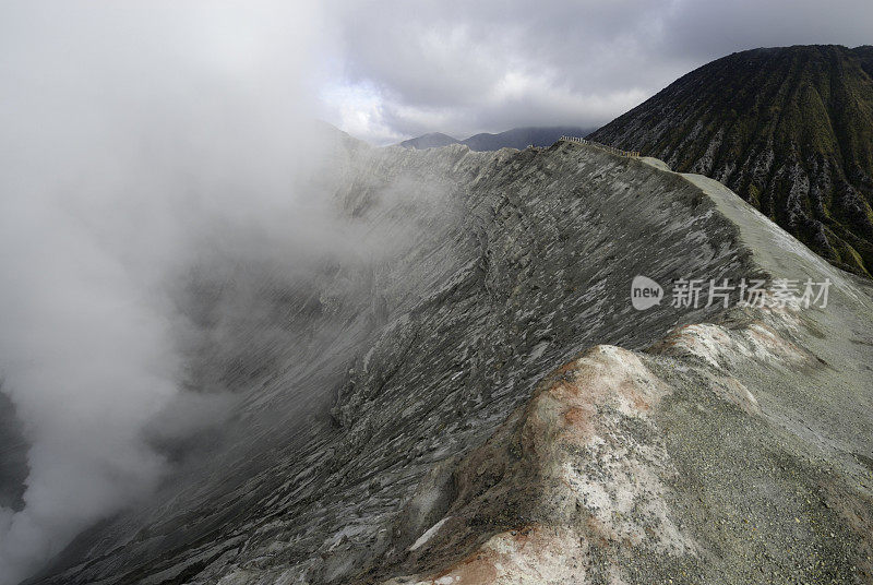 在冒烟的火山边上