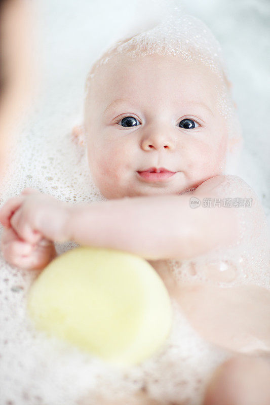 新生儿宝宝-沐浴时肥皂泡沫的乐趣