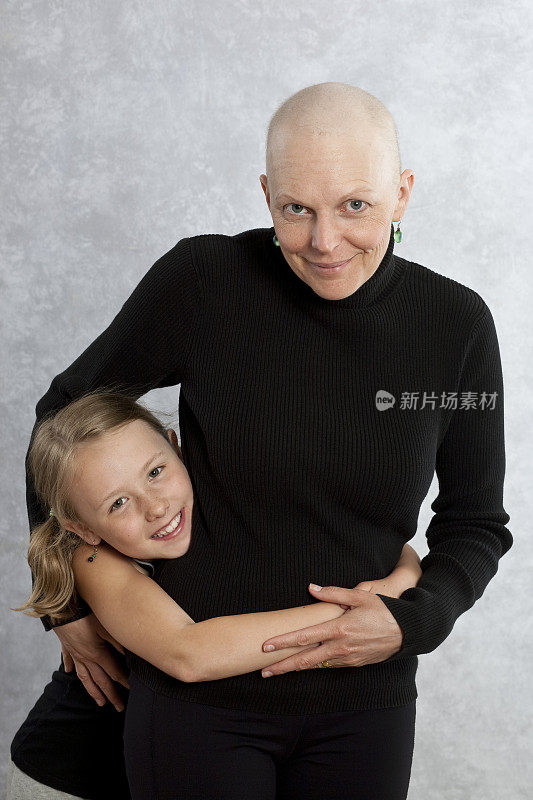 一位身患乳腺癌的母亲得到了女儿的拥抱。