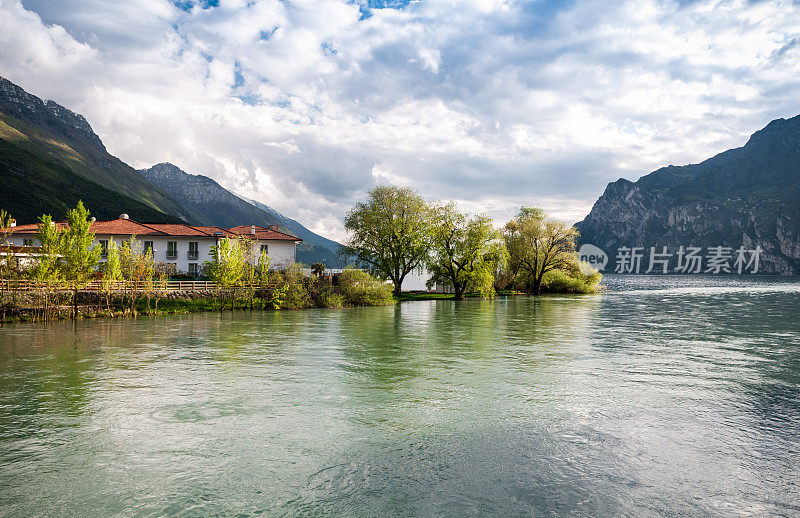 意大利托博莱海滩加尔达湖全景