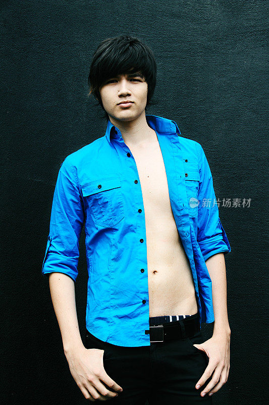 有吸引力的亚洲男人在蓝色衬衫