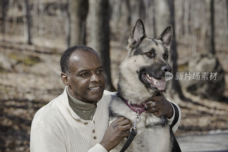 德国牧羊犬和驯兽师