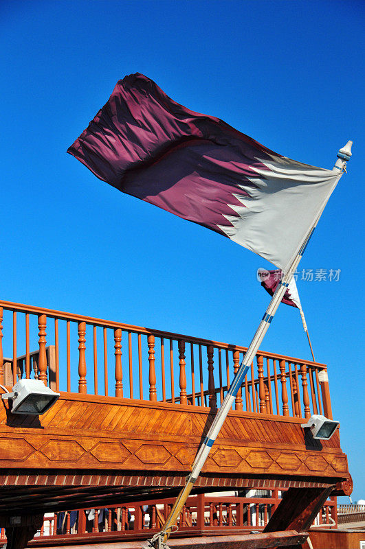 多哈:一艘单桅帆船的船尾上挂着卡塔尔国旗