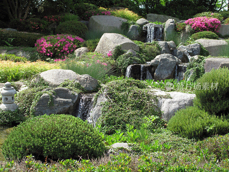 美丽的石头花园和瀑布