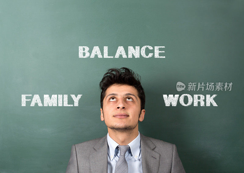 平衡黑板上的工作和家庭概念