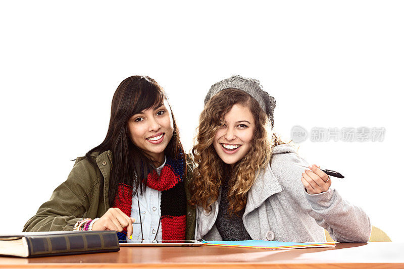 两个微笑的女学生一起学习