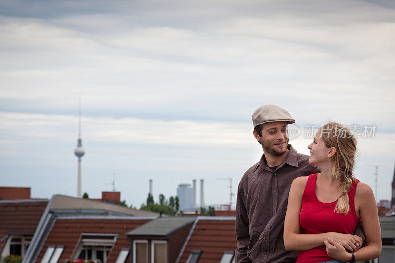 柏林:一对年轻夫妇站在柏林的屋顶上