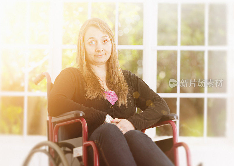 坐在轮椅上的年轻女子勇敢地尝试微笑